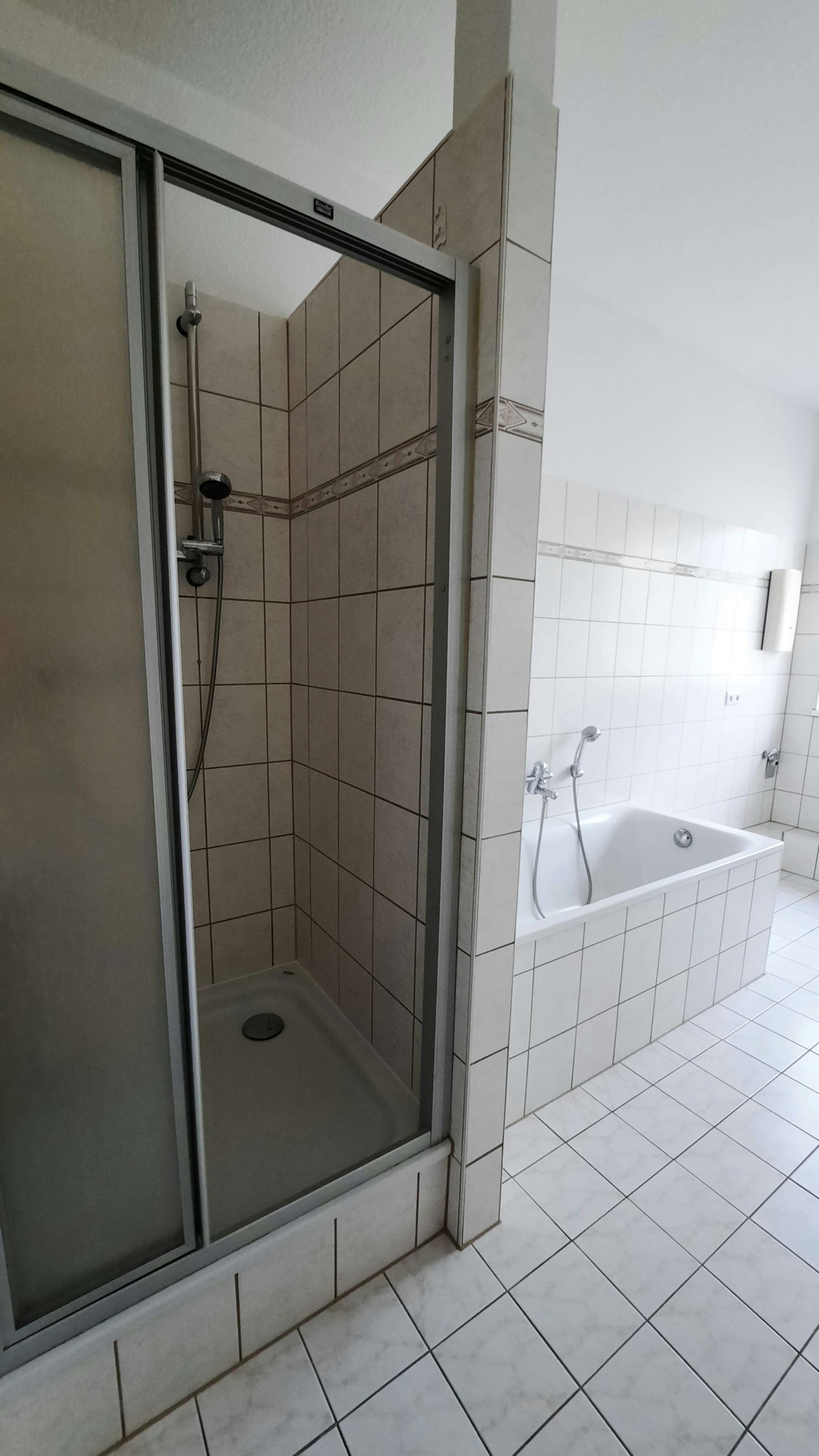 großzügige 4 R-Wohnung mitten in der Stadt wartet auf Sie! in Glauchau