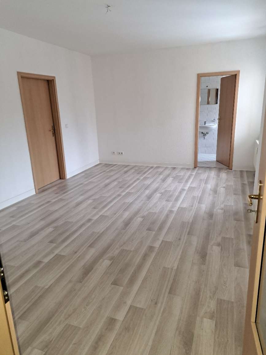 gemütliche 2-Raum Wohnung mit Balkon und Badewanne sucht Sie! in Glauchau