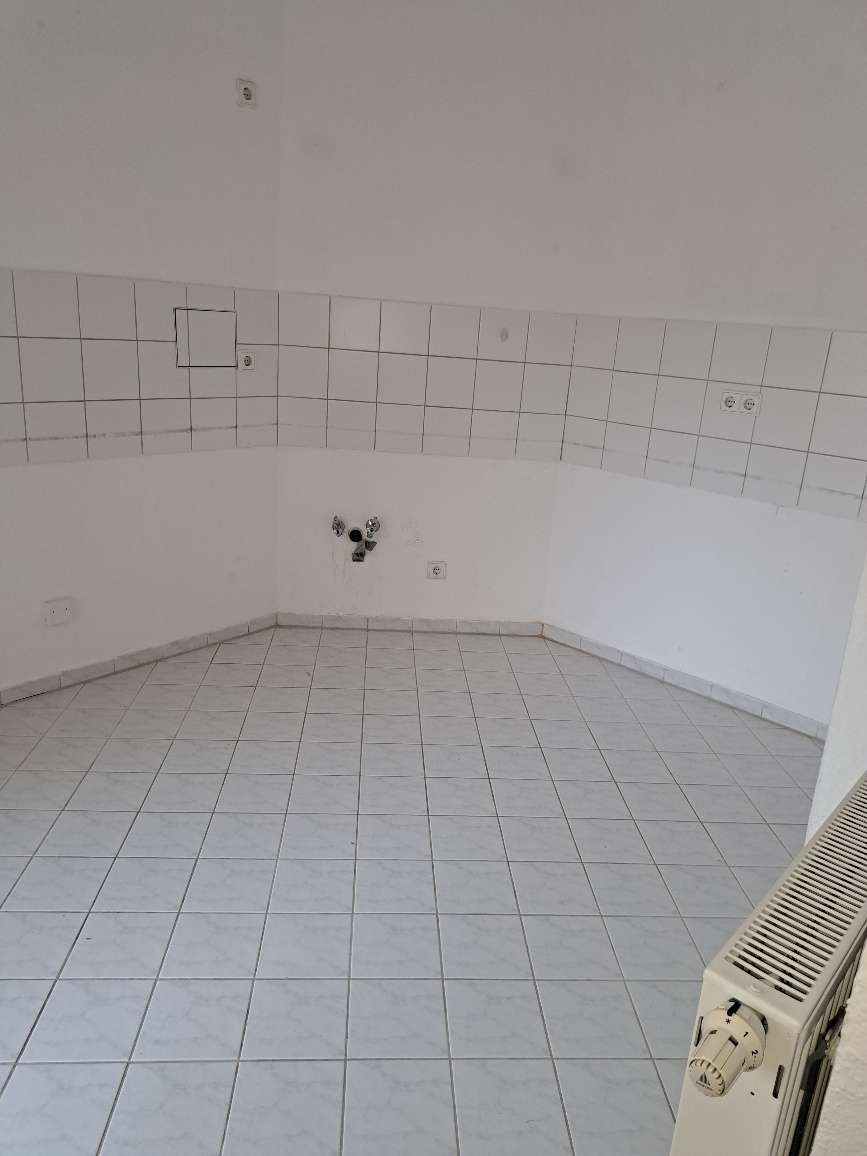 gemütliche 2-Raum Wohnung mit Balkon und Badewanne sucht Sie! in Glauchau
