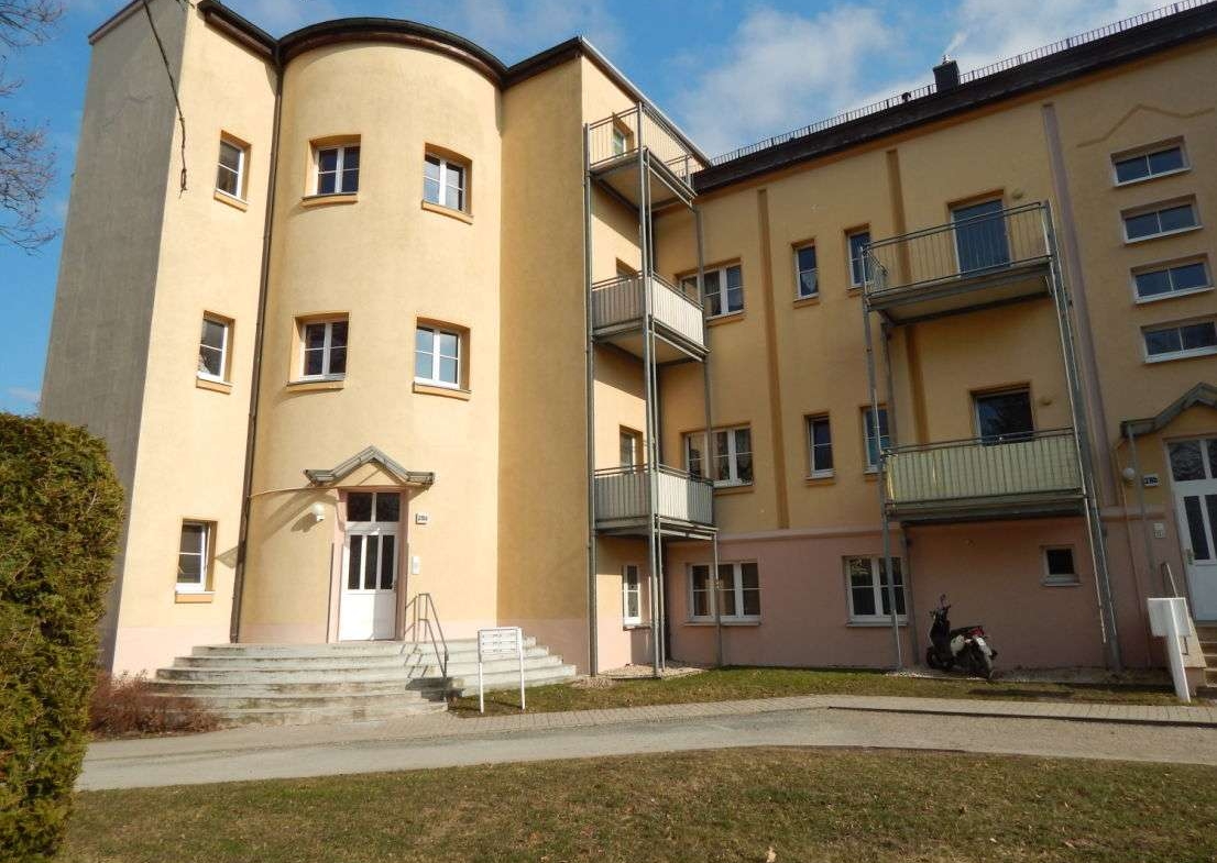 großzügige 2-Raum Wohnung mit Badewanne im Souterrain in Glauchau