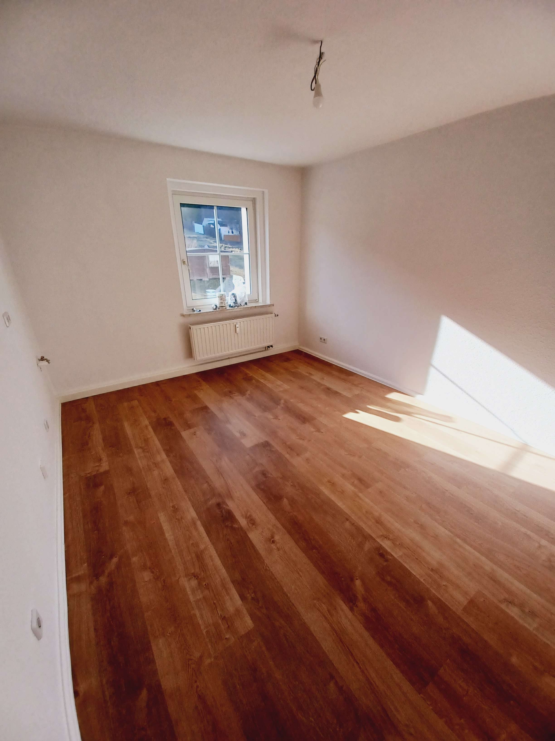 Erstbezug nach Neusanierung! Großzügige 4-Raum-Wohnung mit Gäste WC und Waschküche in ruhiger Lage! in Klingenthal