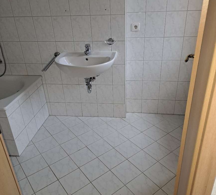 gemütliche 2-Raum Wohnung mit Balkon und Badewanne sucht Sie! in Glauchau
