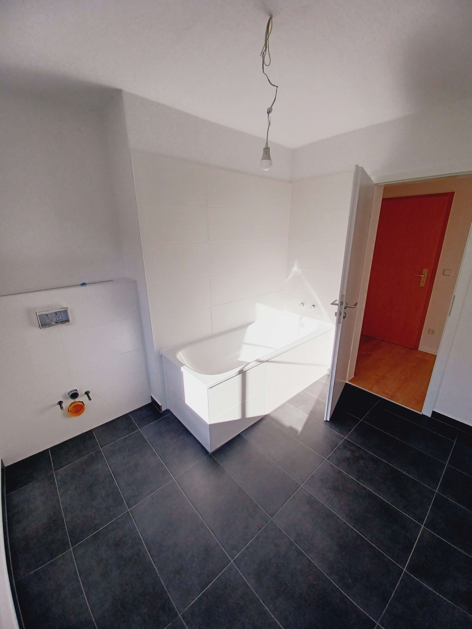 Erstbezug nach Neusanierung! Großzügige 4-Raum-Wohnung mit Gäste WC und Waschküche in ruhiger Lage! in Klingenthal