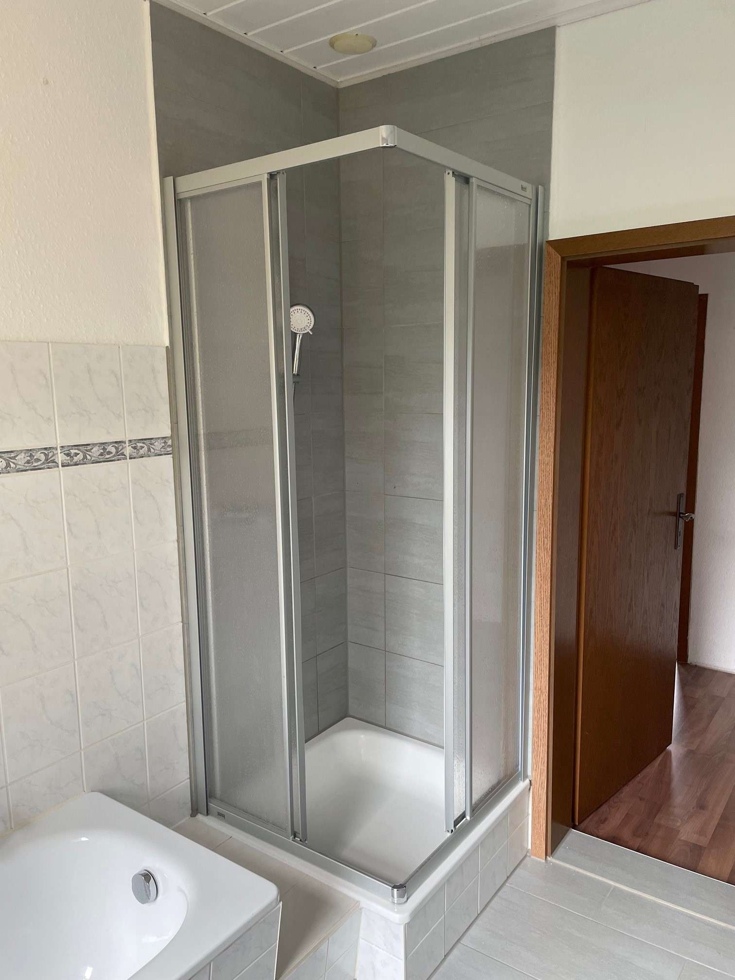 Viel Platz für Ihre Familie* 5Raum-WE mit Badewanne & Dusche in Limbach-Oberfrohna