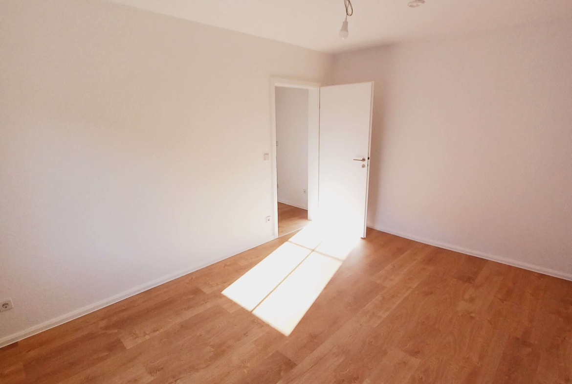 Erstbezug nach Neusanierung! Großzügige 4-Raum-Wohnung mit Gäste WC und Waschküche in ruhiger Lage! in Klingenthal