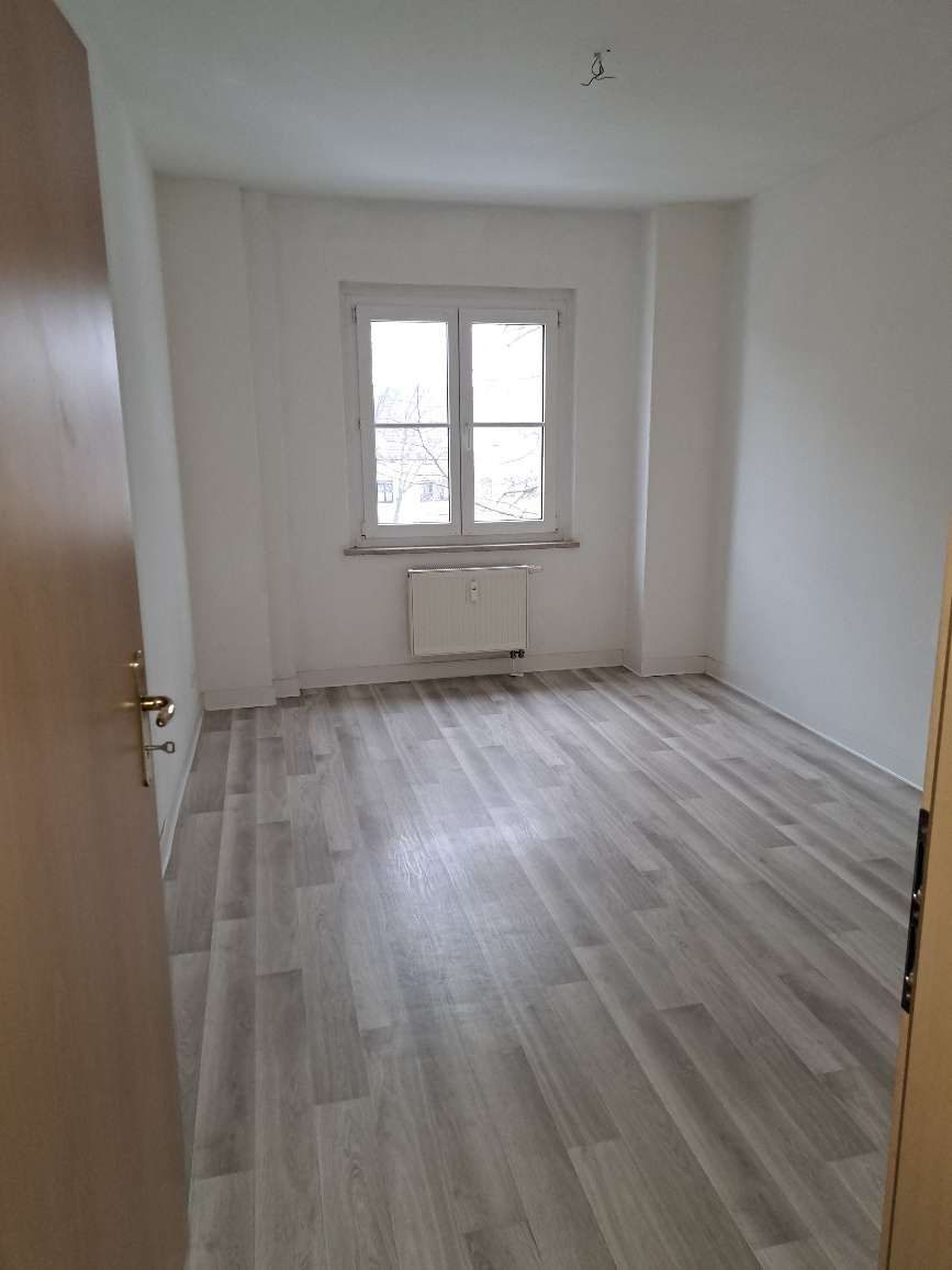 gemütliche 2-Raum Wohnung mit Balkon und Badewanne sucht Sie! in Glauchau