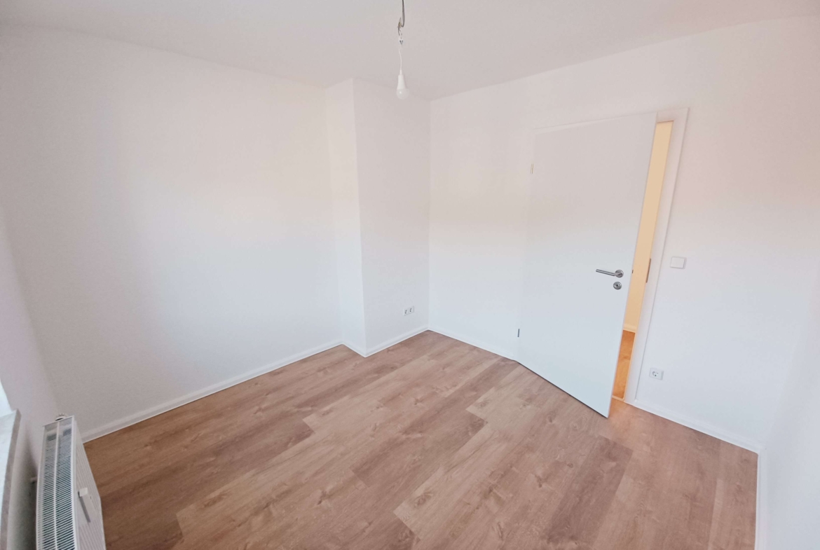 Erstbezug nach Neusanierung! Großzügige 4-Raum-Wohnung mit Gäste WC und Waschküche in ruhiger Lage! in Klingenthal