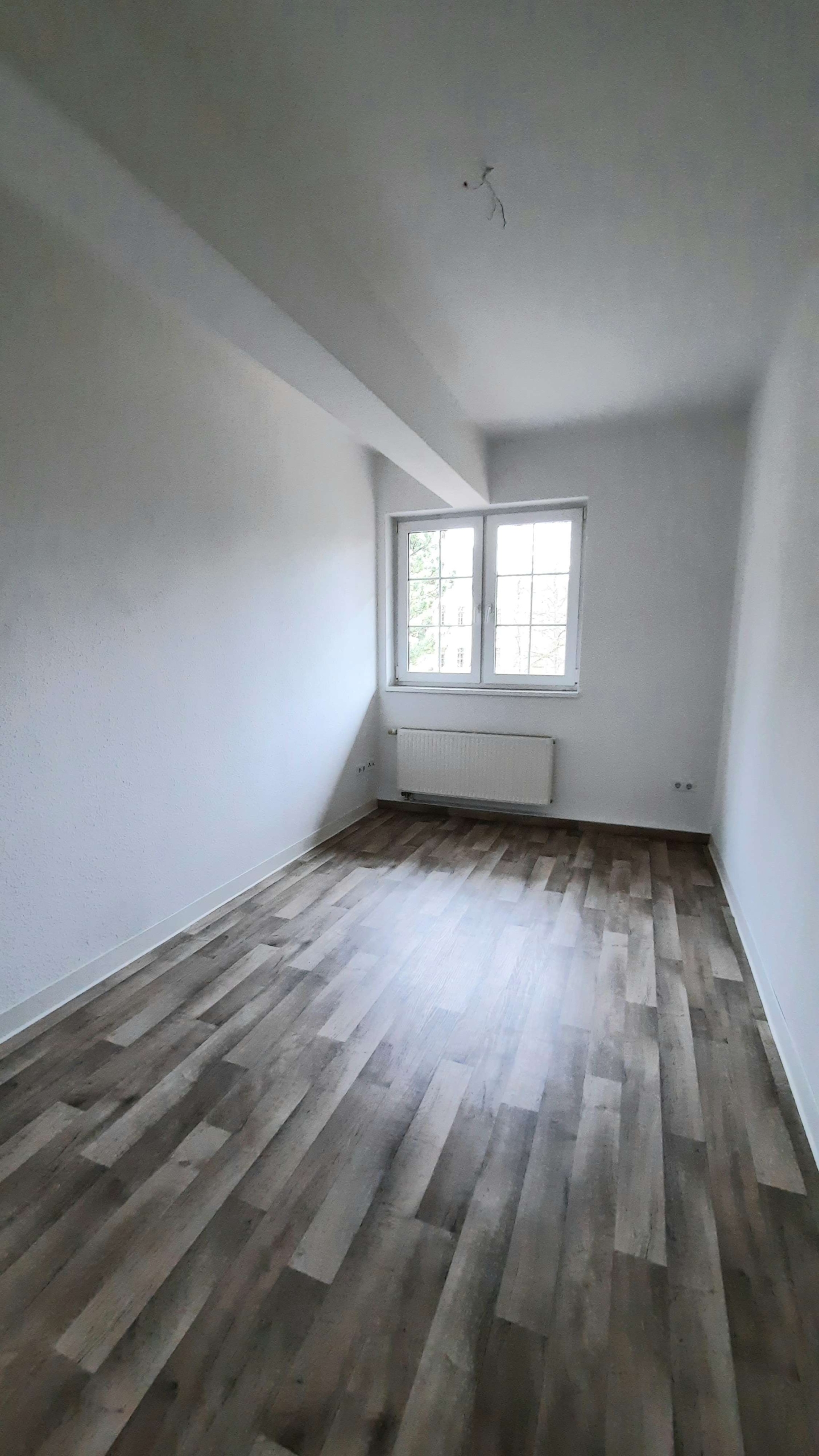 großzügige 4 R-Wohnung mitten in der Stadt wartet auf Sie! in Glauchau