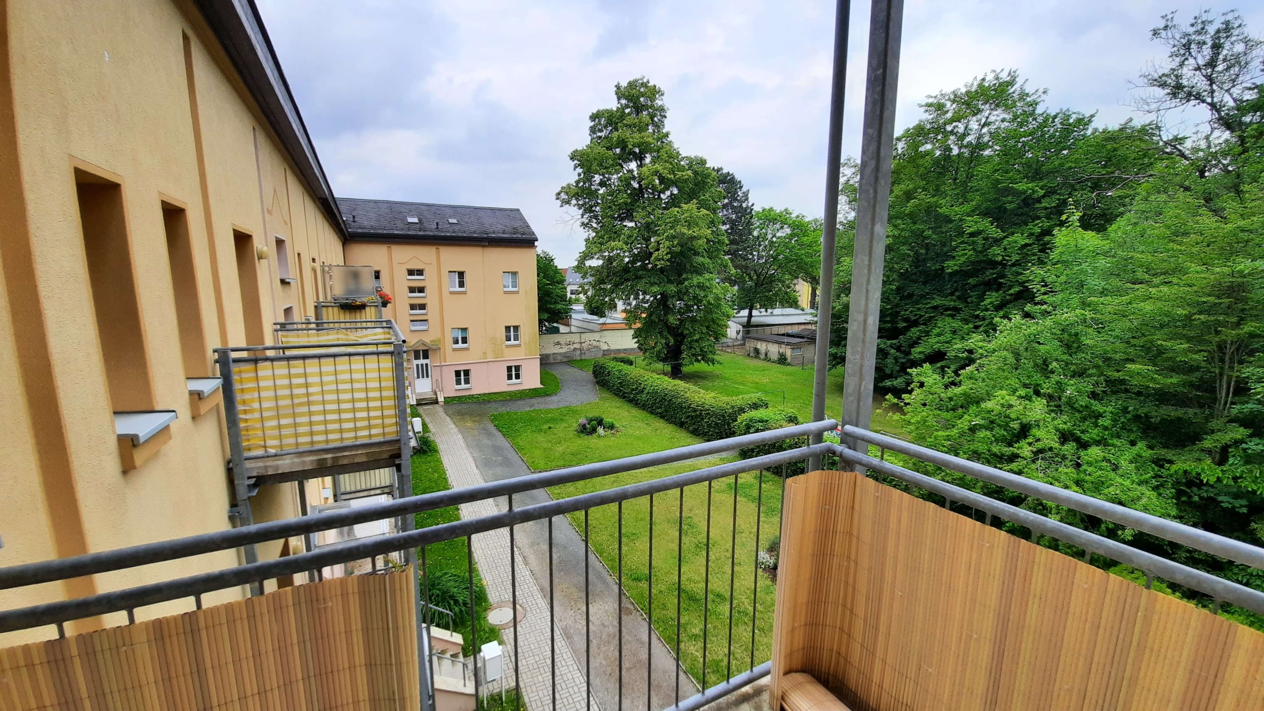 gemütliche 2-Raum Wohnung mit Balkon und Badewanne sucht Sie! in Glauchau