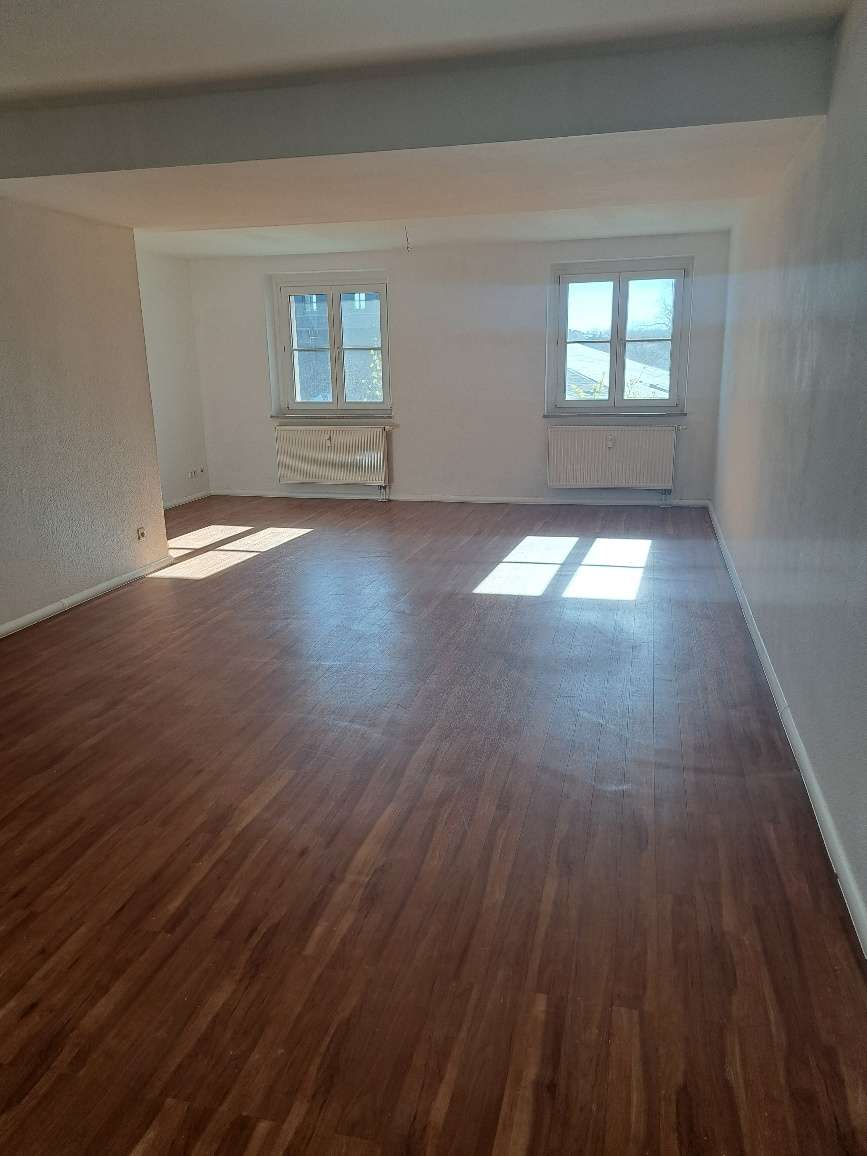 sonnige 2-Raum Wohnung mit Balkon im Dachgeschoss in Glauchau