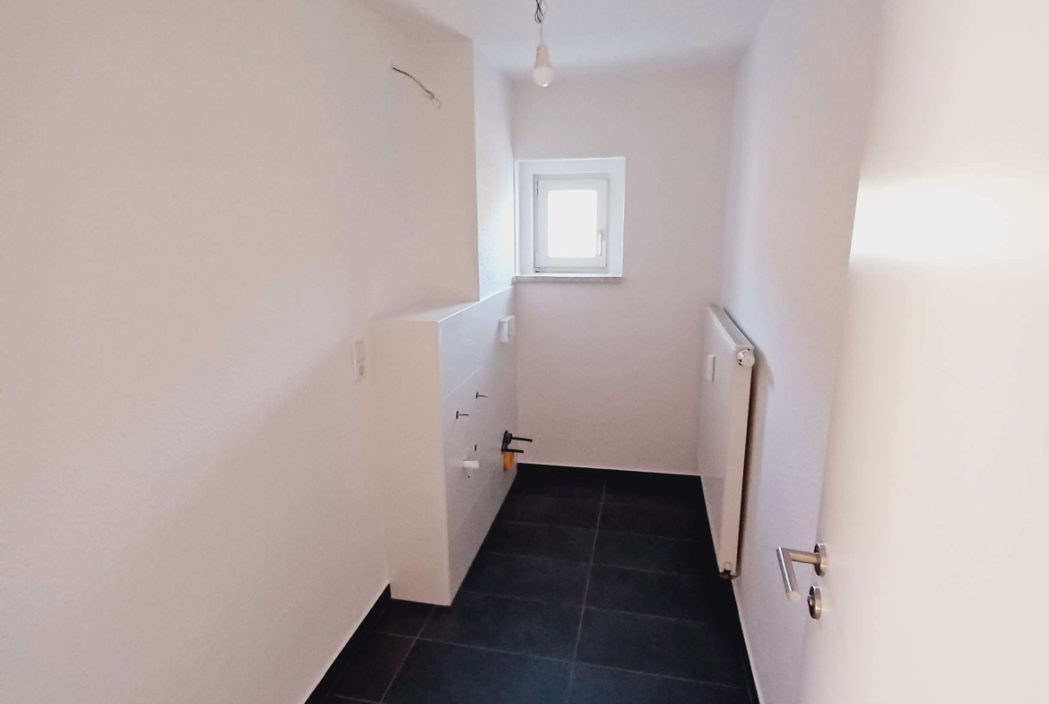 Erstbezug nach Neusanierung! Großzügige 4-Raum-Wohnung mit Gäste WC und Waschküche in ruhiger Lage! in Klingenthal