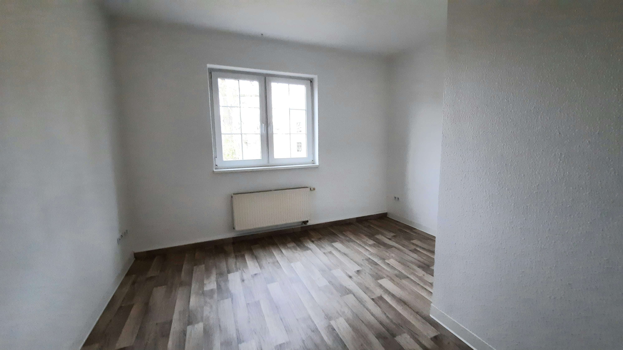 großzügige 4 R-Wohnung mitten in der Stadt wartet auf Sie! in Glauchau