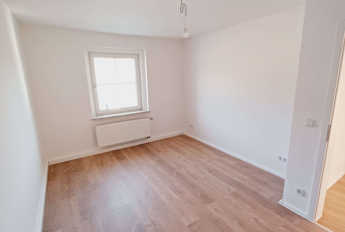 Erstbezug nach Neusanierung! Großzügige 4-Raum-Wohnung mit Gäste WC und Waschküche in ruhiger Lage! in Klingenthal