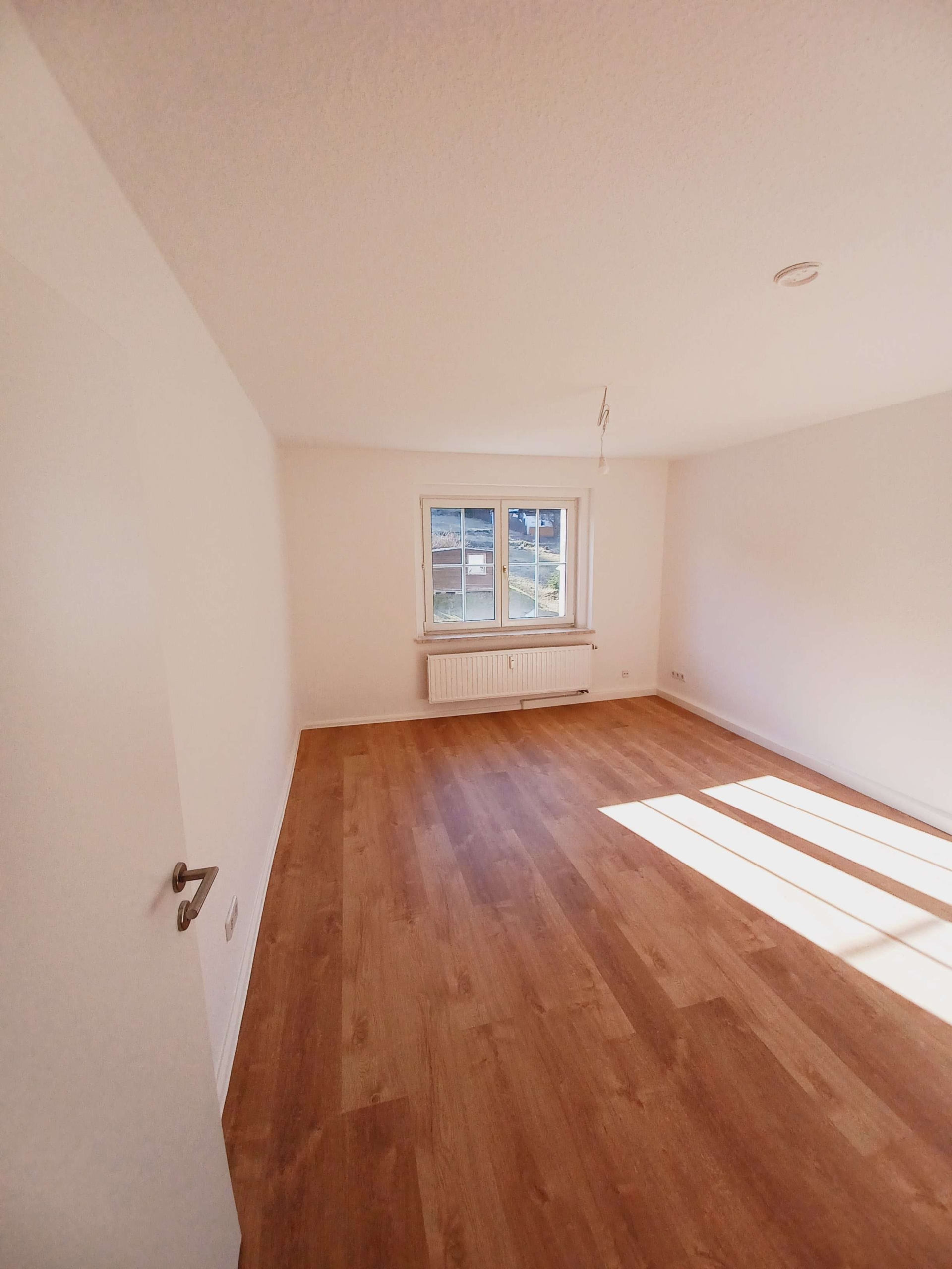 Erstbezug nach Neusanierung! Großzügige 4-Raum-Wohnung mit Gäste WC und Waschküche in ruhiger Lage! in Klingenthal