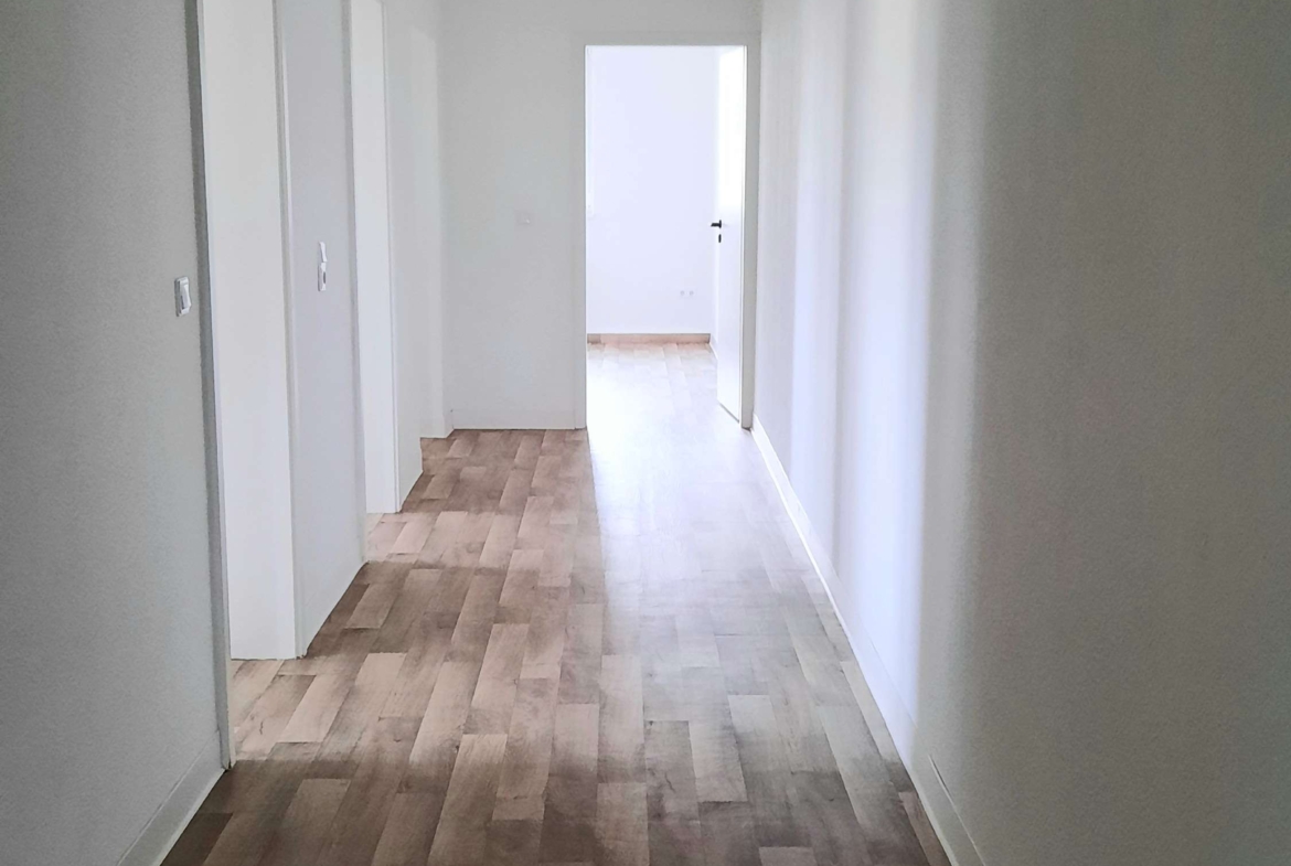 großzügige 4 R-Wohnung mitten in der Stadt wartet auf Sie! in Glauchau