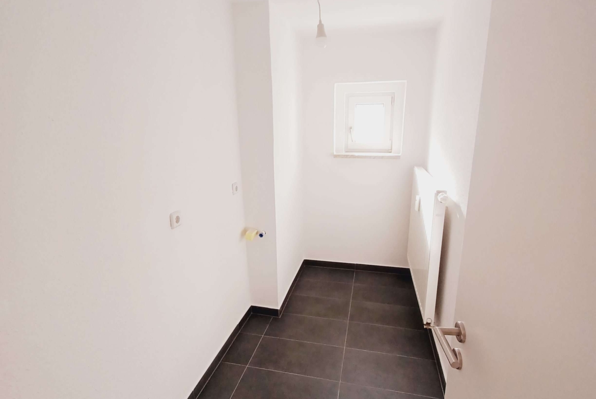 Erstbezug nach Neusanierung! Großzügige 4-Raum-Wohnung mit Gäste WC und Waschküche in ruhiger Lage! in Klingenthal