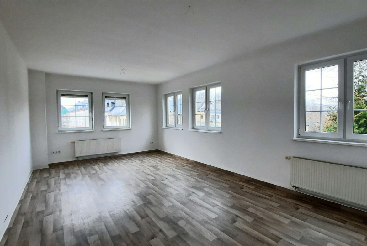 großzügige 4 R-Wohnung mitten in der Stadt wartet auf Sie! in Glauchau