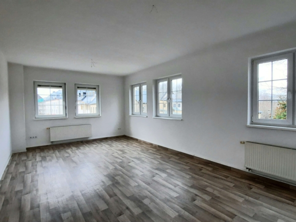 großzügige 4 R-Wohnung mitten in der Stadt wartet auf Sie! in Glauchau