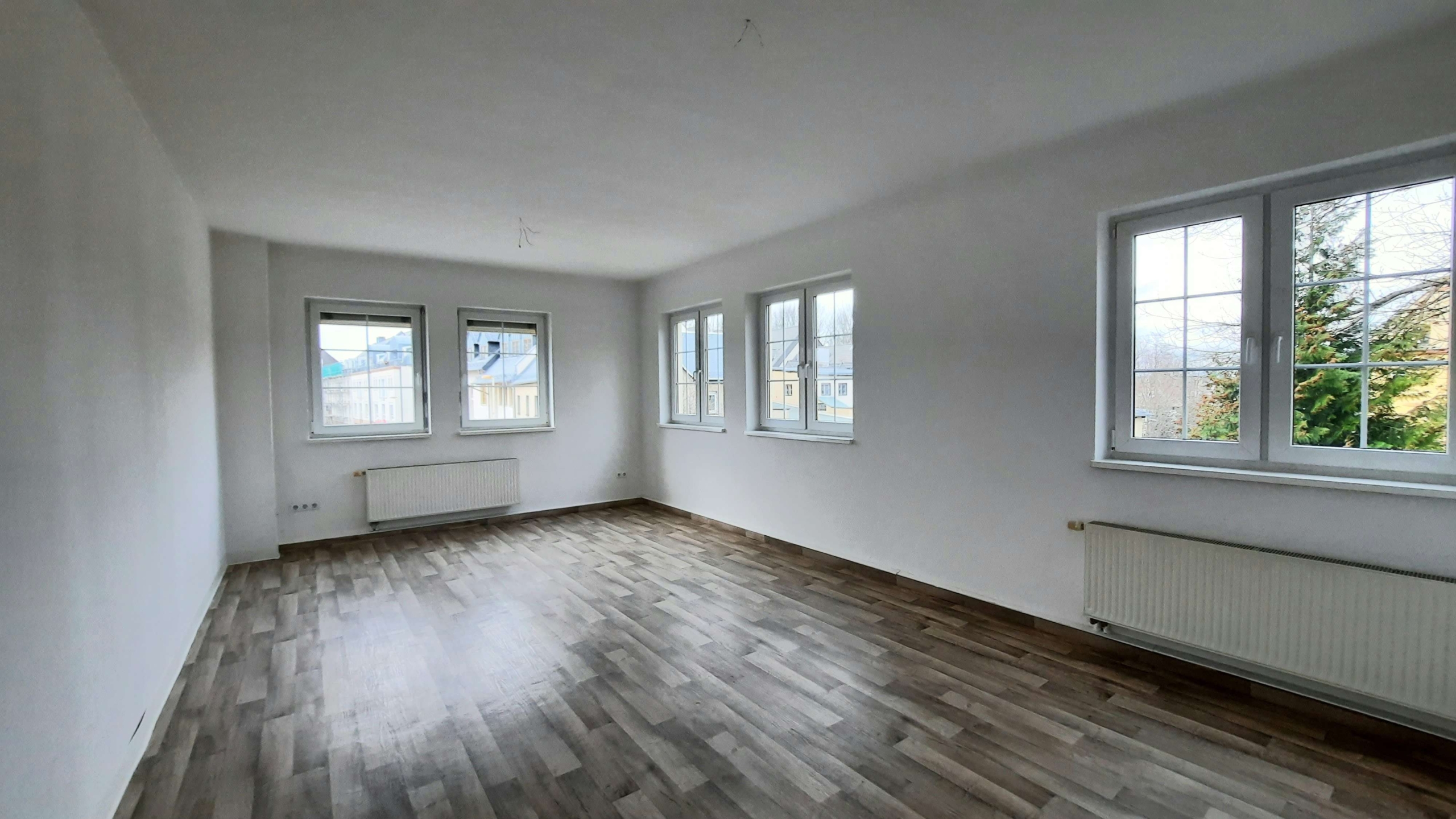 großzügige 4 R-Wohnung mitten in der Stadt wartet auf Sie! in Glauchau