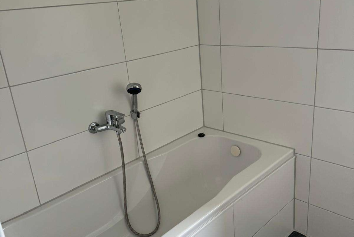 Aufgepasst!* Kleine 2-Raum Wohnung mit Wanne sucht neuen Bewohner in Glauchau