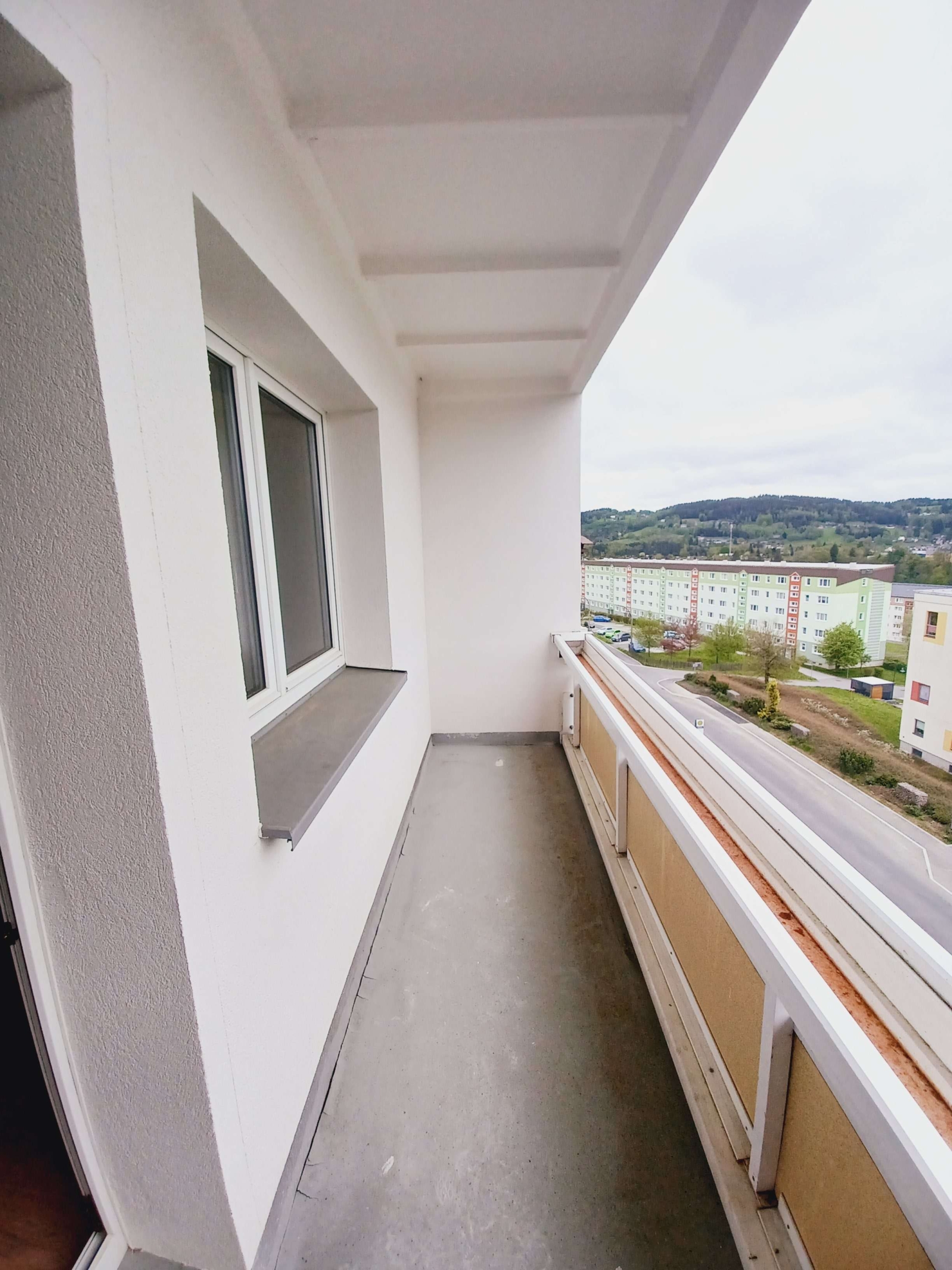 4-Raum-Wohnung mit Balkon im 3.OG, frisch saniert mit Traum-Ausblick! Jetzt besichtigen! in Klingenthal