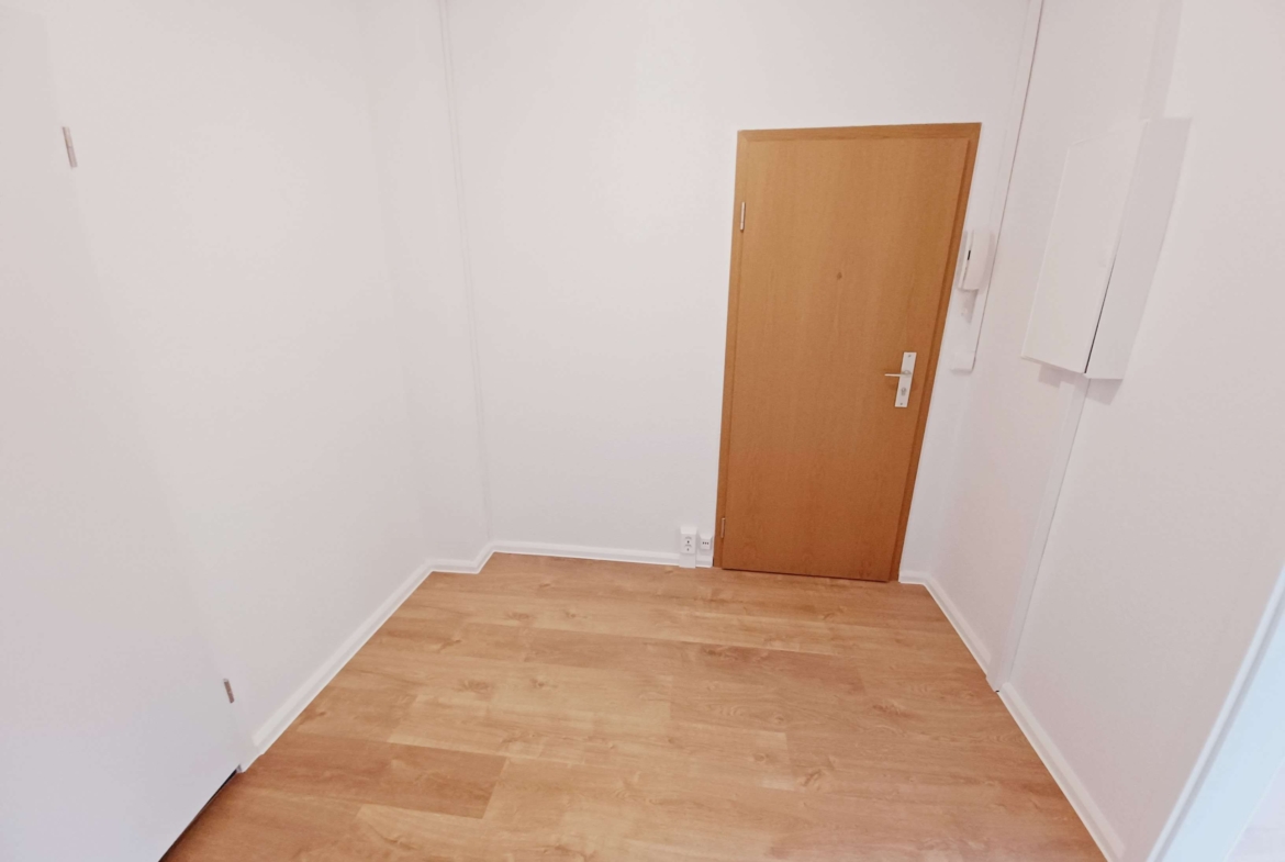 4-Raum-Wohnung mit Balkon im 3.OG, frisch saniert mit Traum-Ausblick! Jetzt besichtigen! in Klingenthal