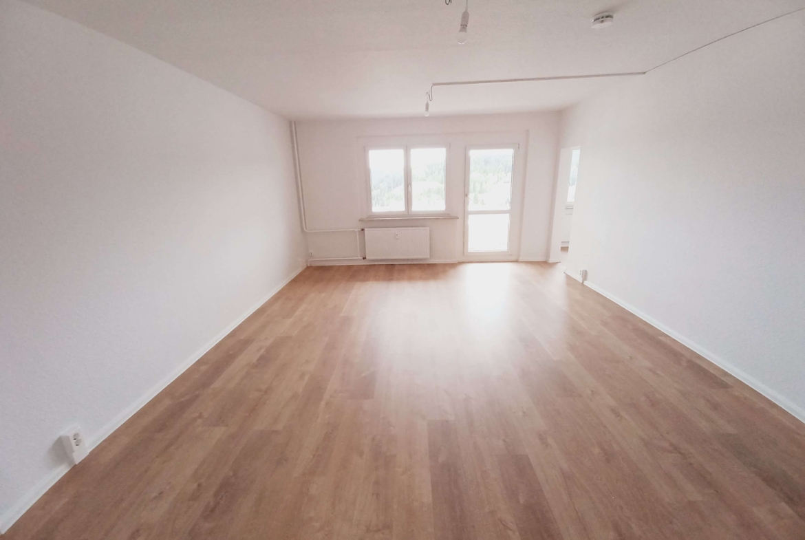 4-Raum-Wohnung mit Balkon im 3.OG, frisch saniert mit Traum-Ausblick! Jetzt besichtigen! in Klingenthal
