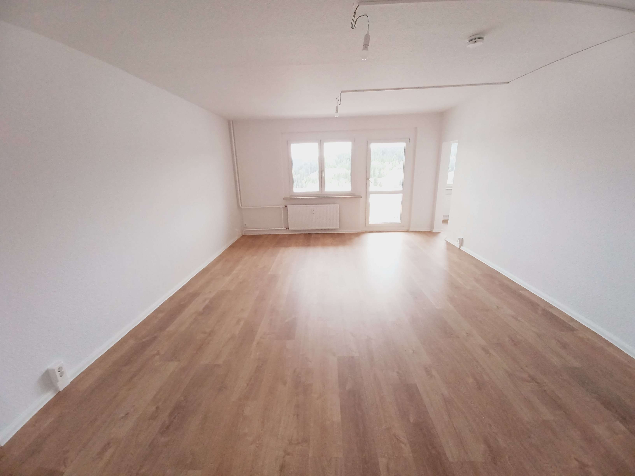 4-Raum-Wohnung mit Balkon im 3.OG, frisch saniert mit Traum-Ausblick! Jetzt besichtigen! in Klingenthal