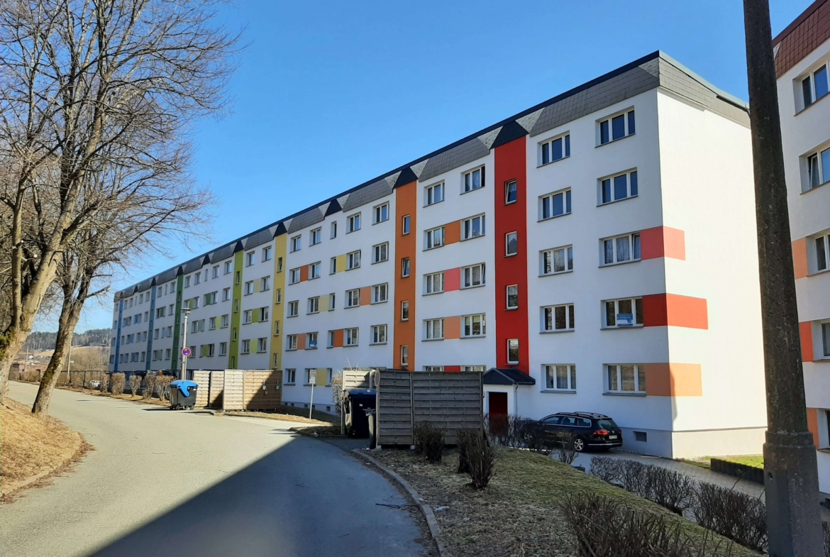 4-Raum-Wohnung mit Balkon im 3.OG, frisch saniert mit Traum-Ausblick! Jetzt besichtigen! in Klingenthal