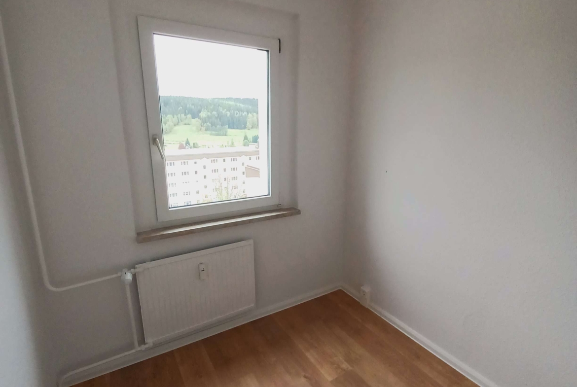 4-Raum-Wohnung mit Balkon im 3.OG, frisch saniert mit Traum-Ausblick! Jetzt besichtigen! in Klingenthal