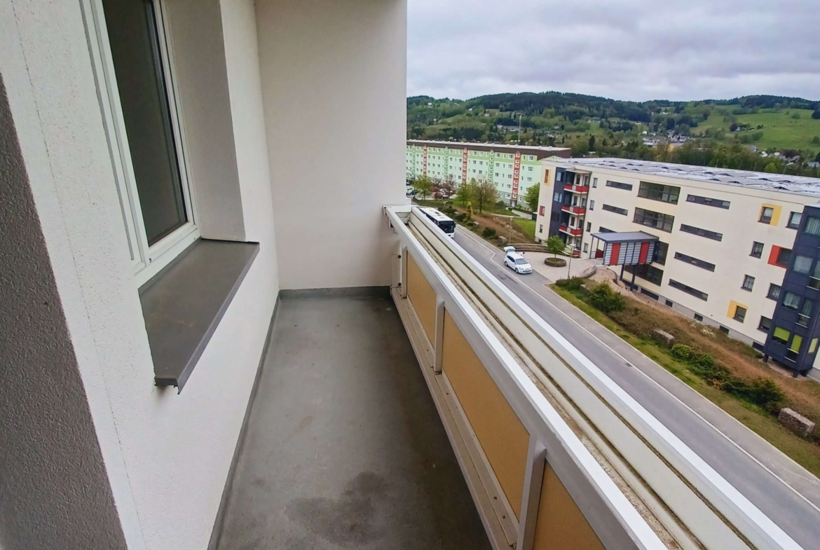 4-Raum-Wohnung mit Balkon im 3.OG, frisch saniert mit Traum-Ausblick! Jetzt besichtigen! in Klingenthal
