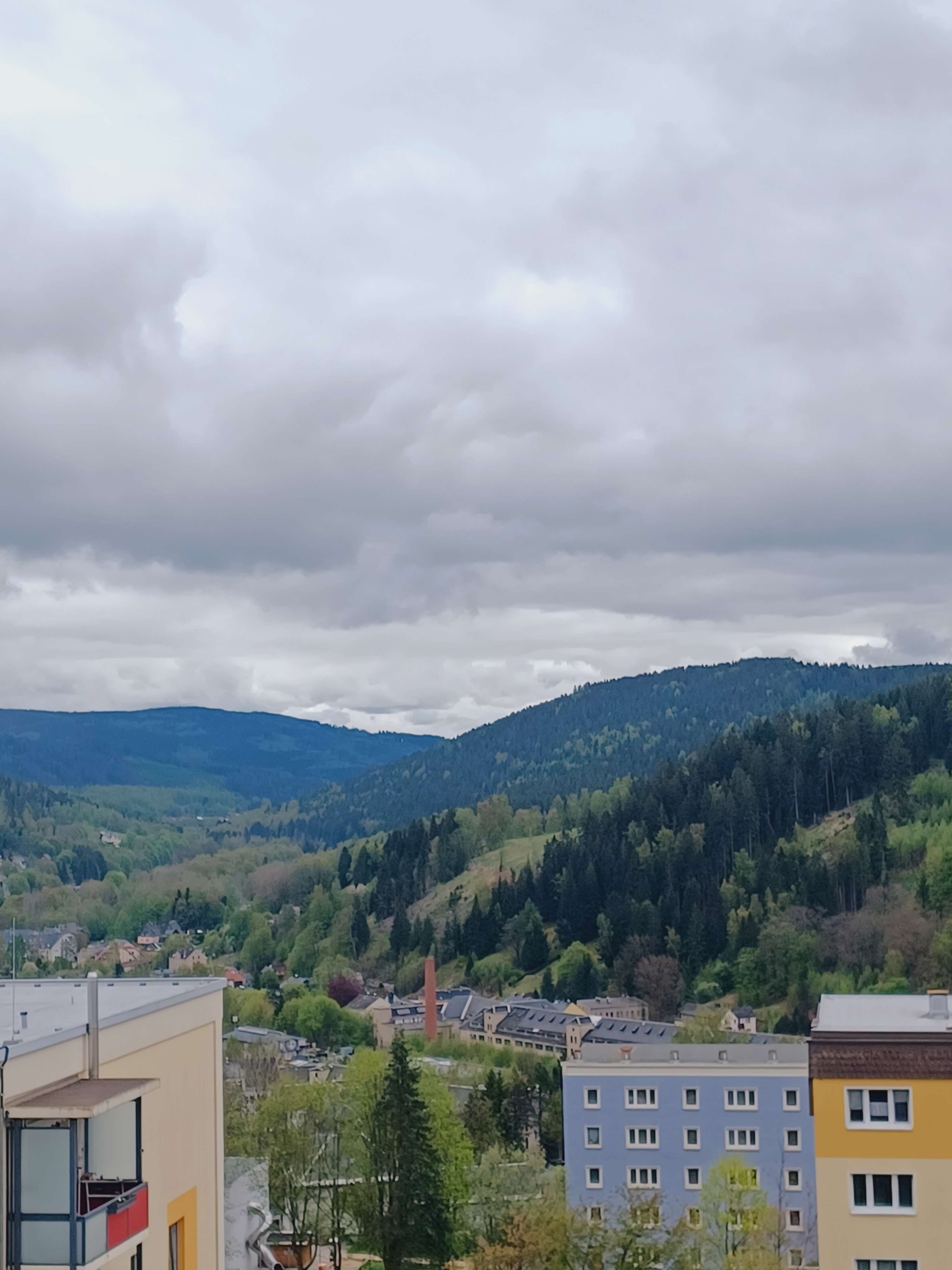 4-Raum-Wohnung mit Balkon im 3.OG, frisch saniert mit Traum-Ausblick! Jetzt besichtigen! in Klingenthal