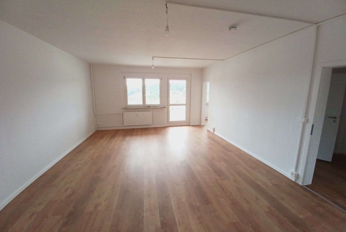 4-Raum-Wohnung mit Balkon im 3.OG, frisch saniert mit Traum-Ausblick! Jetzt besichtigen! in Klingenthal